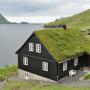 Huis in Bøur, op de achtergrond het karakteristieke eilandje Tindhólmur