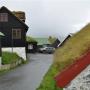 Karakteristieke huizen met grasdaken in Elduvík