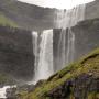 De 140 meter hoge Fossá waterval is de hoogste van de Faeröer eilanden