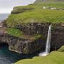 Gásadalur met de beroemde waterval op de voorgrond