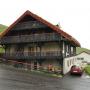 Het op een Zwitsers chalet gelijkende Hotel Gjáargarður in Gjógv