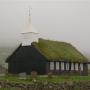 Het kerkje van Kaldbak in druilerig en mistig weer