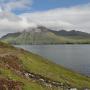 Zicht over het water op het eiland Viðoy