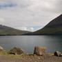 Zicht over het water op het eiland Viðoy