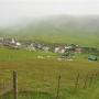 Laatste blik op het dorp Mykines voordat het in de mist verdwijnt