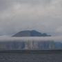 Fraaie wolkenband voor de rotsen bij Sørvágur