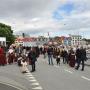 De bezoekers lopen langs de diverse activiteiten in de stad